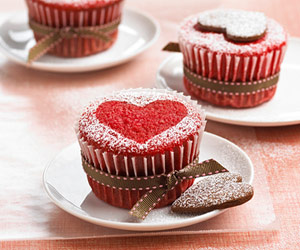 Faça cupcakes e enfeite-os com corações.